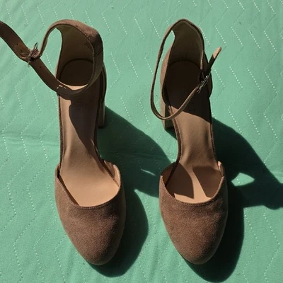 Nine West Talla 8.5 M Addison Tostado Caqui Gamuza Correa de Tobillo Tacones en Bloque Acento Dorado Foto 1 de 4