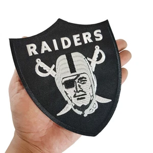 Raiders Las Vegas Schild schwarzes Logo Größe 5,0""x5,5"" bestickt aufbügeln Aufnäher - Bild 1 von 11