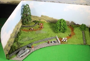 00 Maßstab Modelleisenbahn Diorama, linkes Eckmodul, mit Wand und Bäumen. - Bild 1 von 4