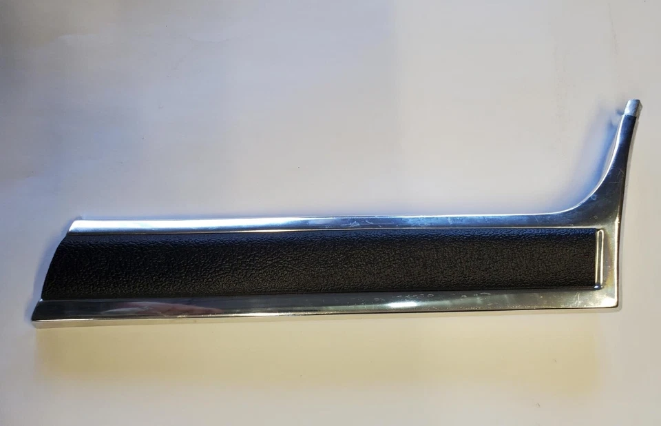 Guardabarros derecho NOS 1974-1976 MERCURY COUGAR moldura inferior OEM Foto 1 de 4