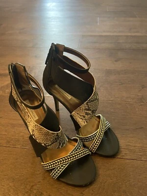 Cynthia Vincent Cuero Tirantes Punta Abierta Tacones Negro Serpiente Bordado 7.5 Foto 1 de 4