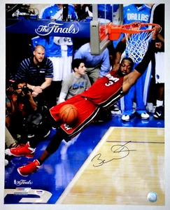 DWYANE WADE FIRMADA PSA/ADN 16X20 NBA MIAMI FOTOGRAFÍA DE CALOR AUTOGRAFIADA CORTE. - Imagen 1 de 4