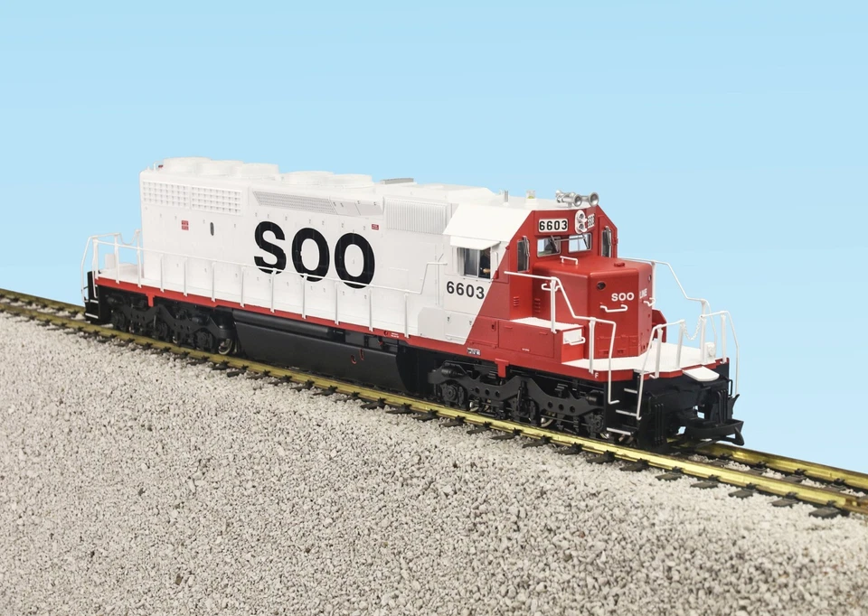 USA Trains G Scale SD40-2 Diesel Loco 22320 SOO LINE SD40-2 WHITE/RED - Image 1 of 1