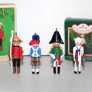 Lot 4 Wäscheklammern Soldat Weihnachtsschmuck Punze 80er Jahre 3 4 5 6 Mountie - Bild 1 von 5