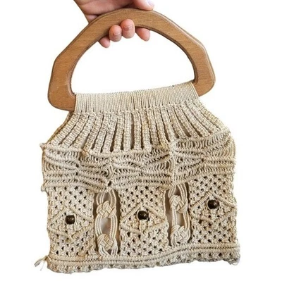 Bolsa tote vintage década de 1970 macramê cabo de madeira neutra miçangas bolsa retrô - Imagem 1 de 4