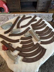 Thomas The Train & Friends Trackmaster beige tostado y marrón y elevadores - Imagen 1 de 3