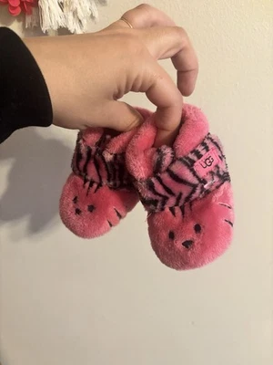 UGG Baby Girl's Pink Bixbee Fur Bootie Shoes Size 2/3 - Image 1 of 3
