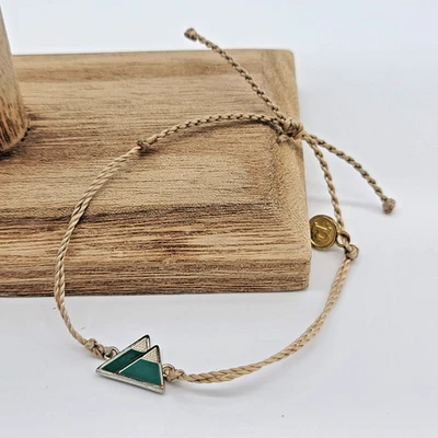 Pulsera Pura Vida Charm - Crema de Leche con Dije Montañas Verdes y Etiqueta P Dorada Foto 1 de 4