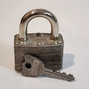 Vintage Master Lock Co, Nr. 227 Schwerlast gehärtetes Vorhängeschloss mit Schlüssel USA guter Druckknopf - Bild 1 von 9