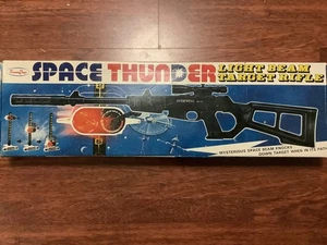 TOMY SUNNY TOYS SPACE THUNDER LIGHT BEAM TARGET RIFLE GAME IN BOX VINTAGE RARE - Bild 1 von 10