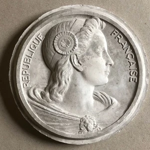 Lucien Bazor — Marianne - Assemblée Nationale — médaillon plâtre 1er état — 1950 - Imagen 1 de 8