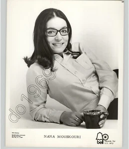 Retrato musical de la cantante griega Nana Mouskouri de los años 60 foto de prensa de colección - Imagen 1 de 2