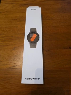 Samsung Galaxy Watch7 SM-L300 40mm GREEN Smart Watch **BRAND NEW & SEALED** - Image 1 of 4