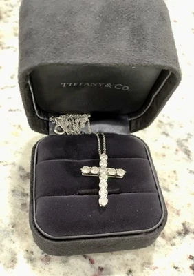 Ожерелье с подвеской в виде креста Tiffany & Co. PlatinumRound 1,71 карата - Изображение 1 из 3