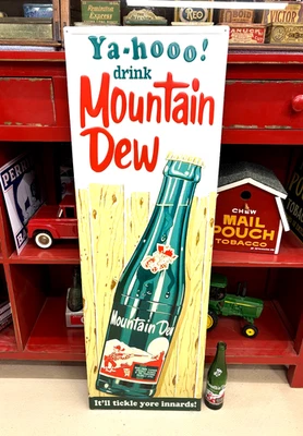 Letrero publicitario de metal en relieve "MOUNTAIN ROCÍO" (42"x 14") CASI COMO NUEVO Foto 1 de 4