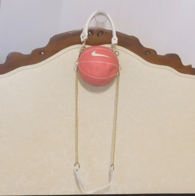 Nike Bolso de Baloncesto Bolso de Mano Cartera Rosa Claro Redondo Dorado Herrajes Correa Larga Divertido Foto 1 de 4