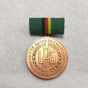 Ex DDR DDR DDR OSTDEUTSCHLAND Bronzemedaille FÜR AUSGEZEICHNETE und untere LEISTUNGEN - Bild 1 von 4