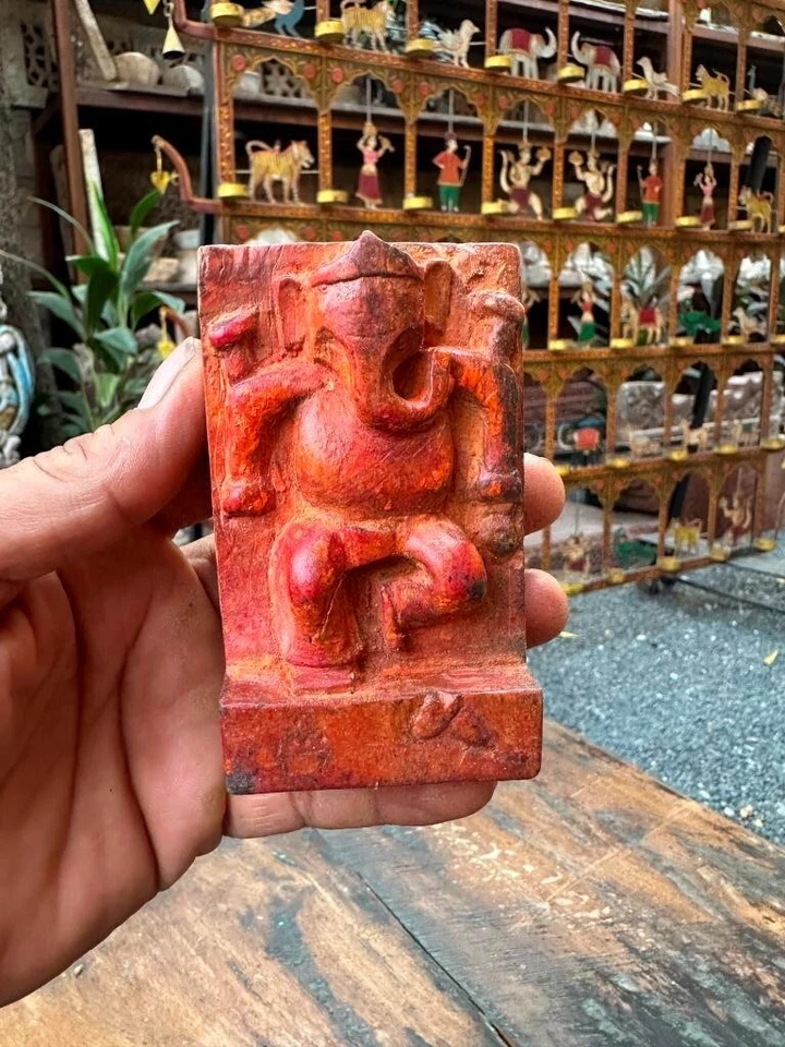 Antiga figura de madeira rara pré-1849 do deus hindu Ganesha pintada de laranja - Imagem 1 de 4