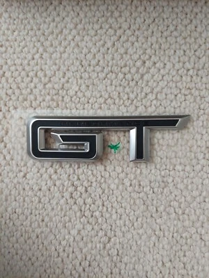 Ford GT Mustang emblema plateado 2024 Foto 1 de 2