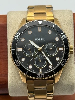 Reloj de cuarzo multifunción esfera negra tono dorado fósil 38 mm bisel estilo buzo Foto 1 de 4