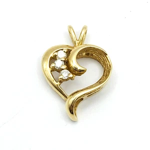 Colgante en forma de corazón de oro de 14k con tres diamantes pequeños firmado - Imagen 1 de 9