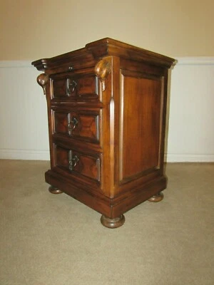 DREXEL CABEZA DE CISNE COFRE DE SOLTERO, MESITA DE NOCHE OVERSIZE, CONSOLA DE PASILLO, TOCADOR Foto 1 de 4