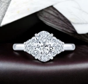 Alianza de oro blanco de 14 k con diamantes de corte ovalado creados en laboratorio con certificación IGI de 2,80 quilates - Imagen 1 de 12