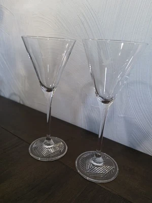 Juego de 2 vasos de martini de ganso gris de tallo largo grabado de ganso 7 1/2"  Foto 1 de 4