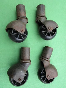 4 roulettes ancienne plastique & fer roulement à billes meuble table dia. 4,7 cm - Photo 1/3