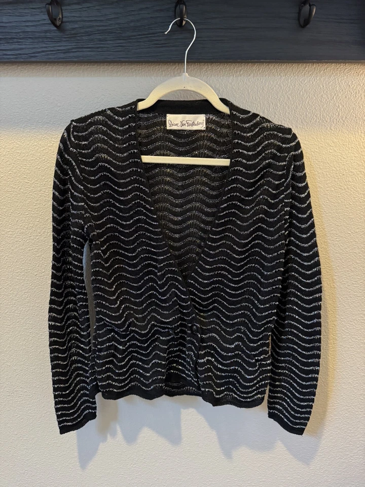 Cardigã de crochê vintage década de 1970 Diane Von Furstenberg preto e prata P/M - Raro - Imagem 1 de 4