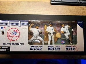 2005 McFARLANE MLB JETER, RIVERA & MATSUI DELUXE CONFEZIONE DA 3 NEW YORK YANKEES - Foto 1 di 9