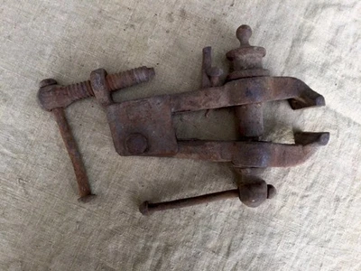 Gros Étau de forgeron ancien fonte établi outil Objet de métier 26 cms - Photo 1/3
