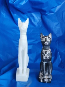 Par de figuras de gato egipcio de piedra 1 negro 1 blanco sentado poses clásicas usadas en excelente estado - Imagen 1 de 7