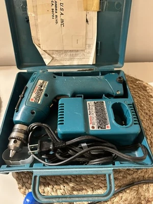 Taladro atornillador inalámbrico Makita 6010D, cargador, batería, estuche original probado leer Foto 1 de 4