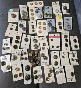 Vintage Lot Knöpfe Metall NEU verschiedene Größen Marken 90+ Sime auf Karte gold & silberfarben - Bild 1 von 7