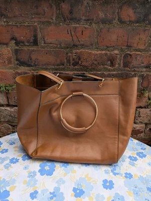 Bolso de Mano Accesorio Tostado con Asa Superior con Bolsillo Interior con Cremallera Foto 1 de 4