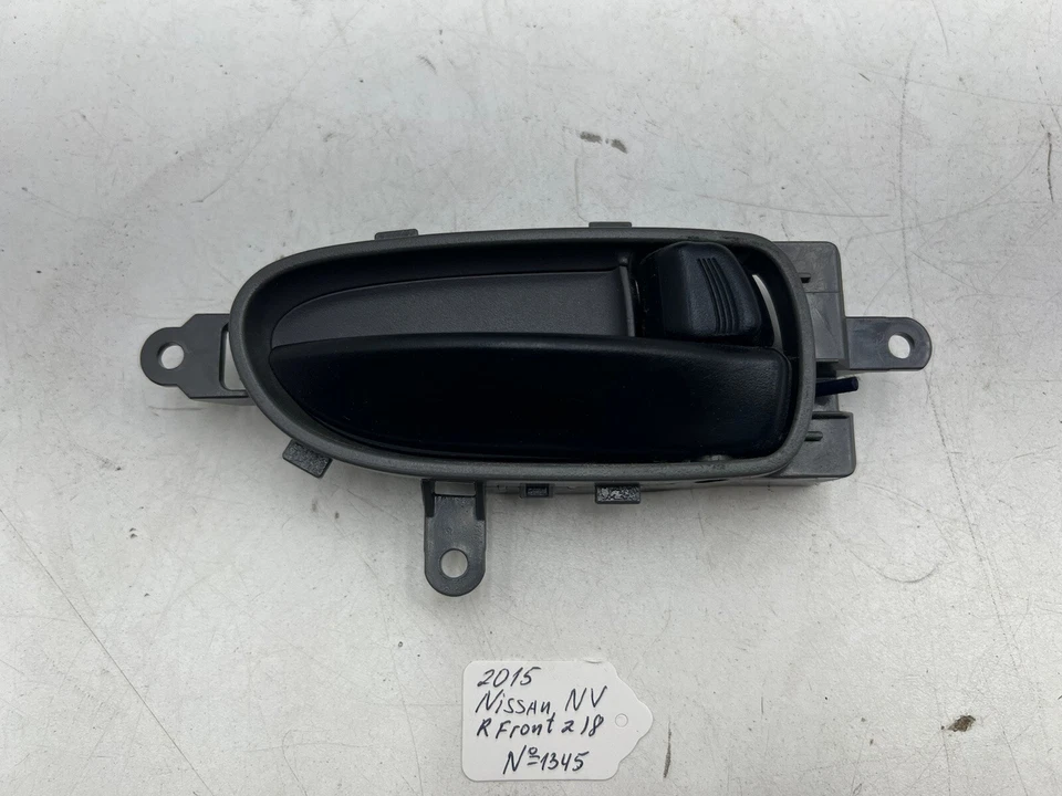 Manija interior delantera derecha Nissan NV 1500-3500 2012-2020 OEM. Foto 1 de 4
