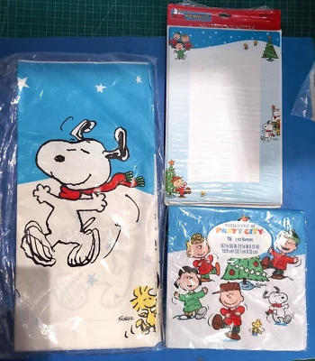 3 lot VTG Snoopy Peanuts Christmas Table Cover 16 Napkins 8 Invitation/ Envelops - Image 1 of 4