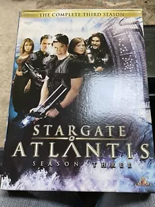 STARGATE ATLANTIS- THE COMPLETE THIRD SEASON 5-Disc Set DVD 2009 - Imagen 1 de 2
