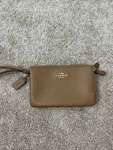 Coach kleine hellbraune Leder-Handgelenktasche Geldbörse Portemonnaie - Bild 1 von 8