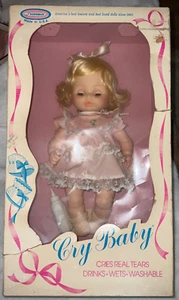 Muñeca bebé Horsman Cry de colección llora bebidas mojadas paquete original rubia ojos dormidos - Imagen 1 de 9