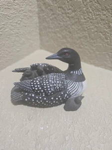 Loon con bebé en la espalda pintado a mano pequeño 6" - Imagen 1 de 5