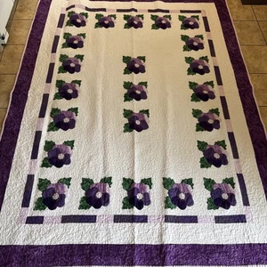 Handapplikation lila Stiefmütterchen Patchwork Quilt 69x90" 2005 Floral Fancies signiert - Bild 1 von 7
