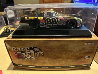Ford Taurus 2001 Dale Jarrett #88 UPS 1:24 oro 24K con estuche y soporte 1 de 2000 Foto 1 de 2