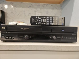 JVC HR-XVC20U(R) DVD VCR COMBO VHS PLAYER TESTED WORKS/AV CABLE/Original REMOTE! - Picture 1 of 22