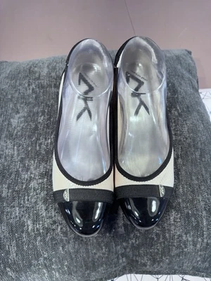 Bomba de tacón Anne Klein Sports color crema y negro para mujer Foto 1 de 4