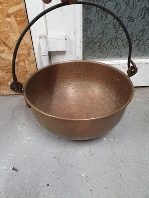 Ancien grand chaudron en cuivre martelé et poignée en fer forgé. - Photo 1/2