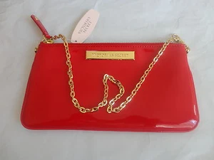 CLUTCH VICTORIA'S SECRET CHAROL ROJO CON ASA DE CADENA DORADO NUEVO CON ETIQUETAS - Imagen 1 de 5