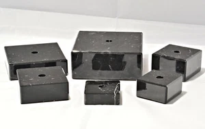 verschiedene Größen schwarze Marmorsockel mit Lochbohrung, Kanten abgeschrägt - Bild 1 von 1