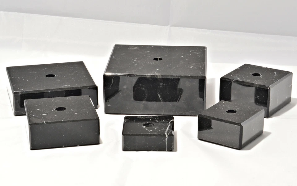 EIGENMARKE verschiedene Größen schwarze Marmorsockel mit Lochbohrung, Kanten abgeschrägt